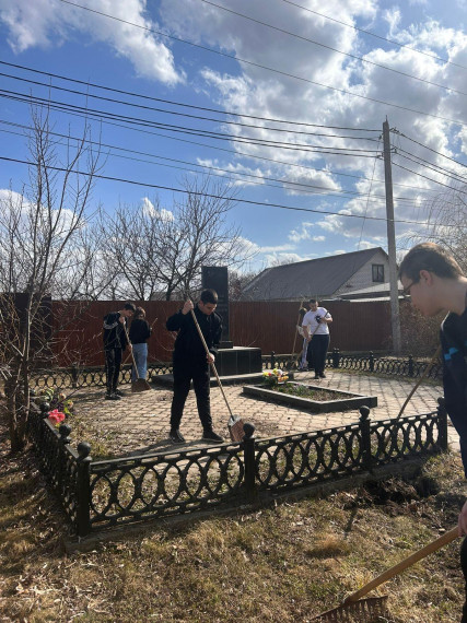 Патриотический субботник в рамках акции "Чистый четверг" и накануне Дня Победы.